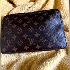 Louis Vuitton Authentic monogram, trousse toilet, 23